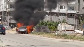 Mardinde park halindeki otomobil alev topuna döndü