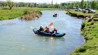 Mavi ile yeşilin buluştuğu Zamantı Irmağında kürek çektiler