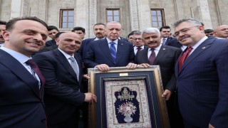 Merkezde üretilen ilk Hereke halısı Cumhurbaşkanı Erdoğana hediye edildi