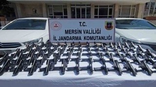 Mersinde 2 otomobilde 70 tabanca ele geçirildi: 2 tutuklama
