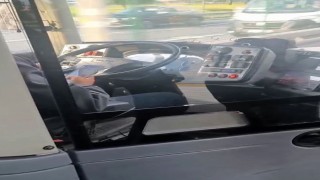Metrobüs şoföründen pes dedirten duyarsızlık : Seyir halinde sohbet edip cep telefonu ile ilgilendi