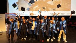 Mezunlar bir kez daha kep attı