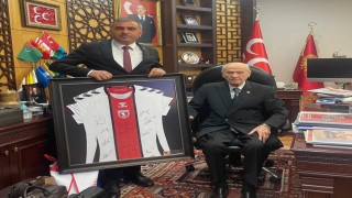 MHP Lideri Bahçeliye Samsunspor forması hediye edildi