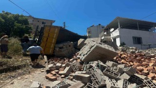 Milasta tuğla yüklü kamyon devrildi: 1 yaralı