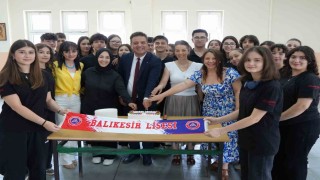 Milyonluk izlenmeye pastalı kutlama
