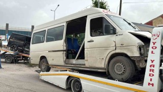Minibüs ile kamyonet çarpıştı, 9 kişi yaralandı