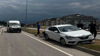 Minibüs ile otomobil çarpıştı : 1 yaralı