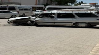 Minibüs ile otomobil çarpıştı