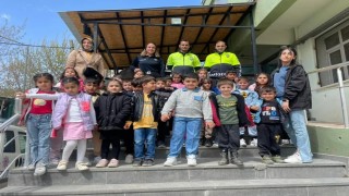 Minik öğrencilerden anlamlı ziyaret