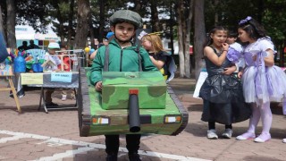 Miniklerden geri dönüşüm defilesi