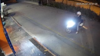 Motosiklet kadın sürücüsü ile birlikte petshop mağazasının camından içeriye daldı