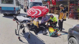 Motosiklet kazasında yaralanan yayayı güneşten şemsiye yardımıyla korudular
