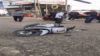 Motosiklet, park halindeki otomobile çarptı: 1 yaralı