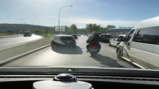 Motosiklet sürücüsü ambulansın yolunu böyle açtı