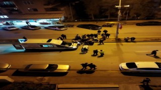 Motosiklet yolun karşısına geçen yayaya çarptı: 2 yaralı