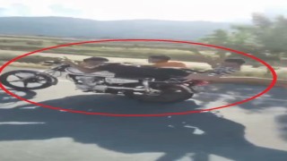 Motosikleti üzerine yatarak sürdü, yanındaki 2 kişinin de canını hiçe saydı