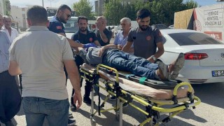 Motosikletin çarptığı yaya yaralandı