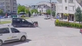 Motosikletli muhtarın karıştığı kaza kamerada