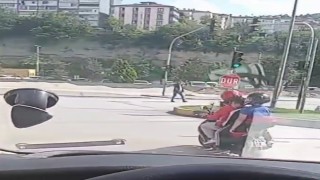 Motosiklette 4 kişilik tehlikeli yolculuk kamerada