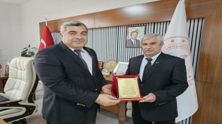 Müdür Sünnetciden emekli eğitimciye anlamlı plaket