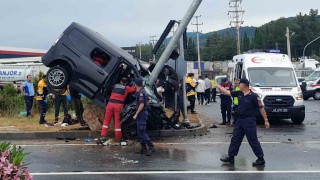 Muğlada trafik kazası: Araç direğe çarpıp havada asılı kaldı
