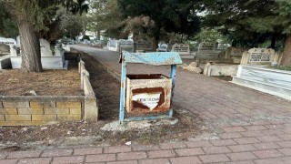 Muratlı Mezarlığındaki çöp kovaları yenilenmeyi bekliyor
