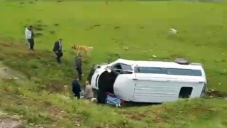 Mutkide minibüs şarampole yuvarlandı: 2si ağır 5 yaralı