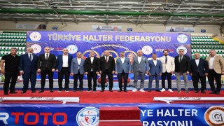 Naim Süleymanoğlu Spor Kompleksinde halter rüzgarı