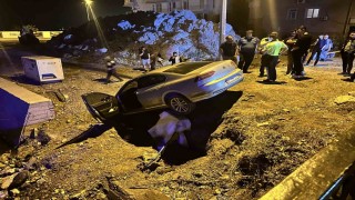 Navigasyon mağduru sürücünün kullandığı otomobil yıkımı yapılan bina arazisine uçtu
