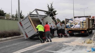 Nevşehirde un yüklü kamyonet devrildi: 2 yaralı