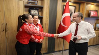 NÖHÜ mezunu milli sporculardan Rektör Usluya ziyaret