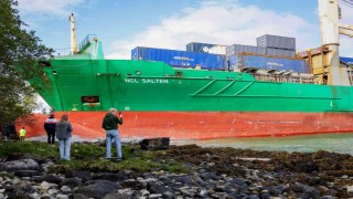 Norveçte dev kargo gemisi kıyıdaki evin bahçesine girerek karaya oturdu