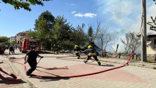 Odunlukta çıkan yangın eve sıçradı: Tek katlı ev küle döndü