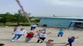 Öğrenciler dron istedi, öğretmenler uçurtmadan yaptı