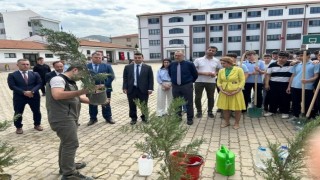Öğrenciler gelecekleri için fidan diktiler