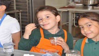 Öğrenciler kendi yaptıkları tatlıların lezzetine tam not verdi