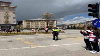 Öğrencilerden trafikte farkındalık uygulaması