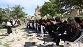 Öğrencilerden turistlere konser