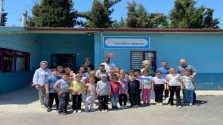 Okul bahçesinde geleneksel oyunları oynadılar