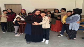 Okulda duygu dolu Anneler Günü etkinliği: Anneler, çocuklarını seslerinden tanıdı