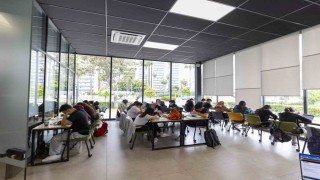 Okuma salonları gençlere güvenli ve konforlu ortam sunuyor