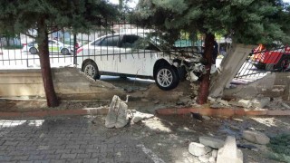 Önce otomobile sonra duvara çarpan araç alev aldı