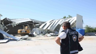 Onlar yapıyor, belediye yıkıyor