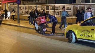 Önündeki araca arkadan çarpan motosikletli kurye yaralandı