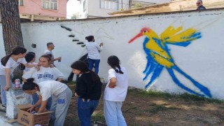 Ortaokul öğrencileri bahçe duvarlarını süsledi