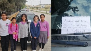 Osmaniye'de Ortaokul Öğrencilerinden Örnek Davranış: Araç Altındaki Kediyi El Yazısıyla Uyardılar