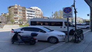 Otobüs duraklarını otoparka çevirdiler