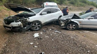 Otomobil ile cip kafa kafaya çarpıştı: 3 yaralı