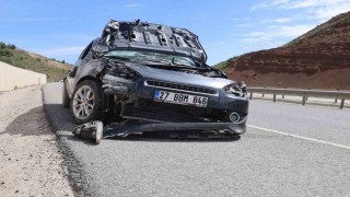 Otomobil istinat duvarına çarptı: 3 yaralı