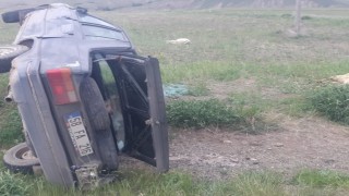 Otomobil koyun sürüsüne çarptı: 2 kişi yaralandı, 3 koyun telef oldu